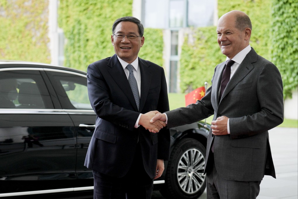 German Chancellor Olaf Scholz (right) welcomes Chinese Premier Li Qiang to the Chancellery in Berlin, on Monday, June 19, 2023. Photo: AP Photo