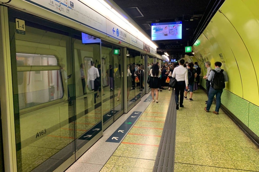 An investigation is focusing on MTR passengers’ use of an emergency exit to leave a carriage and walk on the tracks after train doors failed to open at Wan Chai station. Photo: Anna Verghese