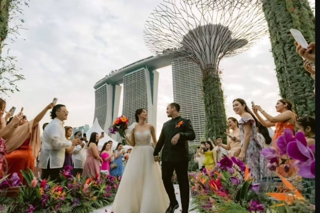 A Filipino couple in Singapore recreated the wedding reception scene from the Crazy Rich Asians movie. Photo: TikTok/marygolezmf