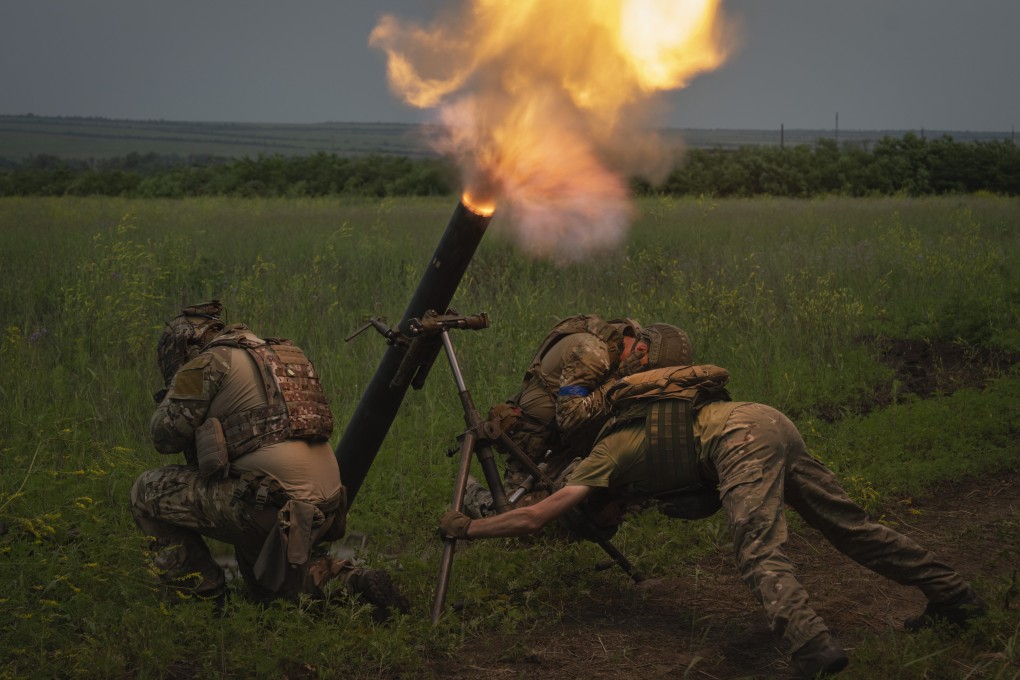 Ukrainian soldiers fire toward a Russian position in Zaporizhzhia region, Ukraine. Photo: AP