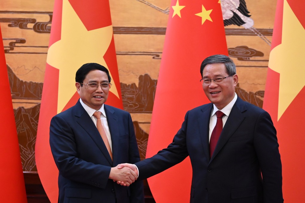 Vietnamese Prime Minister Pham Minh Chinh (left) with Chinese Premier Li Qiang in the Great Hall of the People in Beijing on Monday. Photo: EPA-EFE