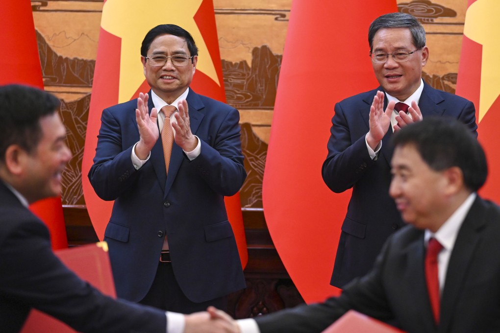 Vietnam’s Prime Minister Pham Minh Chinh (left) and Chinese Premier Li Qiang applaud the signing of an agreement at the Great Hall of the People in Beijing on Monday.  Photo: EPA-EFE