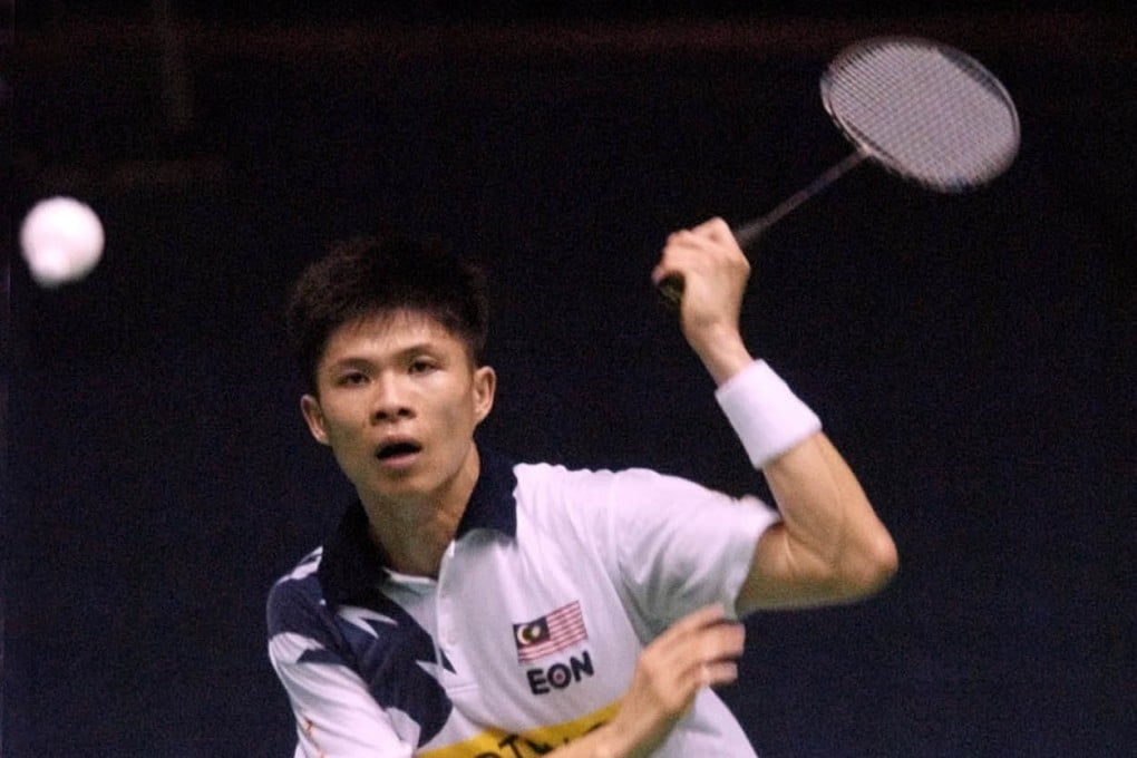 Malaysian shuttler Wong Choong Hann plays a shot against China’s Li Yu during the second round of the China Open badminton tournament in Guangzhou, on November 10, 2004. Photo: AP