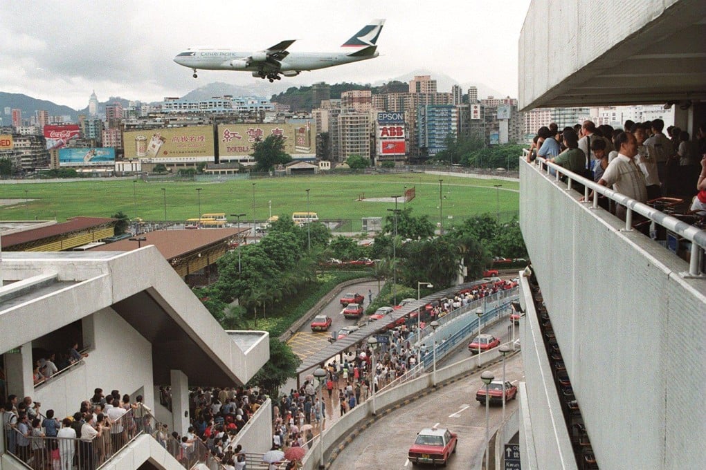 Crowds at Kai Tak for the airport’s final hours. Photo: Edward Wong