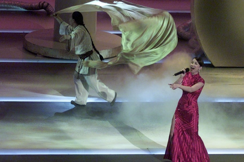Coco Lee performs “Love Before Time” at the Oscars in March 2001. Photo: Reuters