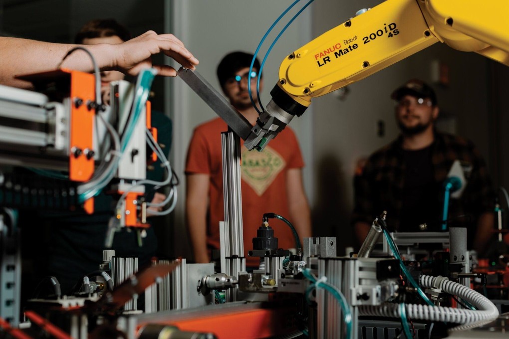 Students observe a robotic device at a training facility at the Tennessee College of Applied Technology campus in Smyrna, Tennessee, on June 8. The focus on innovation via science and technology while overlooking productivity risks creating gains that are captured by small groups of elites rather than benefiting the whole of society. Photo: Bloomberg