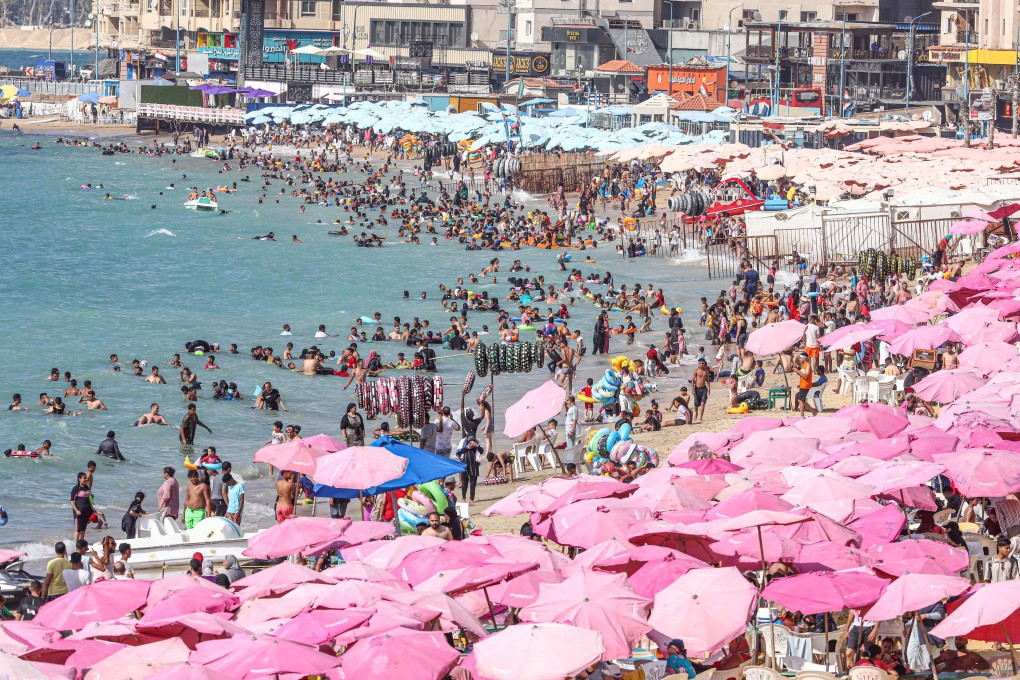 People cool off at a beach in Alexandria, Egypt. Photo: Xinhua