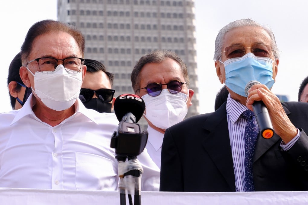 Anwar Ibrahim, left, and Mahathir Mohammed. Photo: Bloomberg