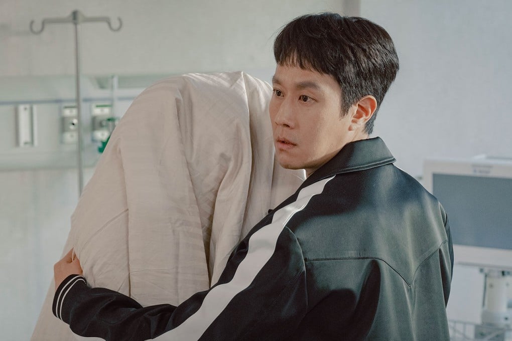 Jung Woo as wannabe writer Yook Dong-joo in a still from “Miraculous Brothers”, a supernatural thriller with decent entertainment value but a few too many elements.