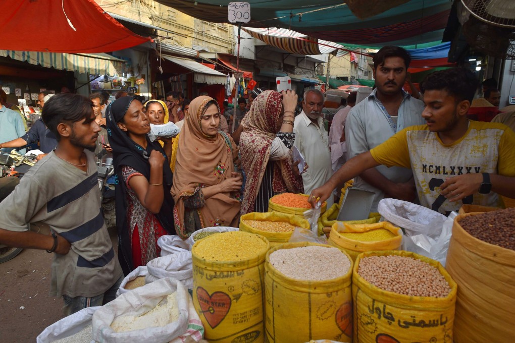 People buy groceries at a market in Karachi, Pakistan. The shortage in supplies in Pakistan was triggered by monsoon floods last year that submerged nearly a third of the country. Photo: EPA-EFE