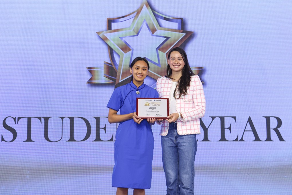 Daphne Chan (left), winner of this year’s sportsperson award, with world champion Siobhan Haughey at the  ceremony. Photo: SCMP