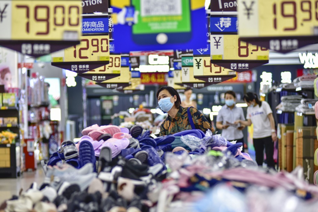 Customers shop at a supermarket in Qingzhou in east China’s Shandong province on June 9. China’s consumer price index was unchanged in June from a year earlier, down from 0.2 per cent year-on-year growth in May. Photo: Xinhua