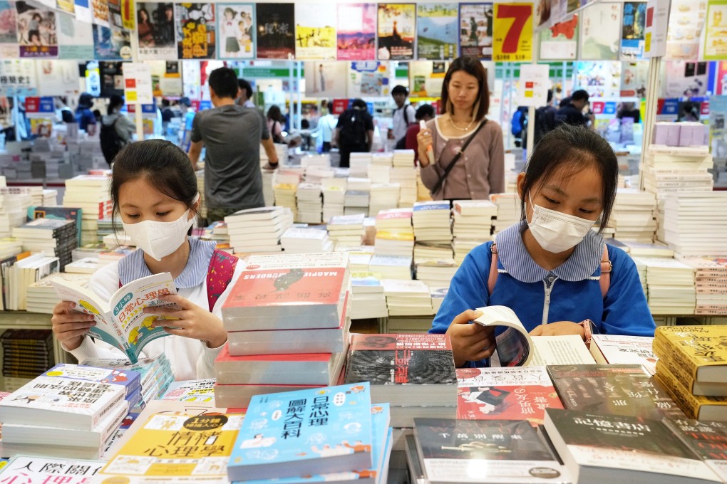 Readers browse on the first day of the Hong Kong Book Fair. Photo: Elson Li