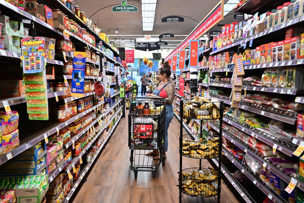 A woman shops at a supermarket in Monterey Park, California, on October 19, 2022. The US disinflationary trend has cut the year-over-year inflation rate by more than two-thirds over the past 12 months. Photo: AFP