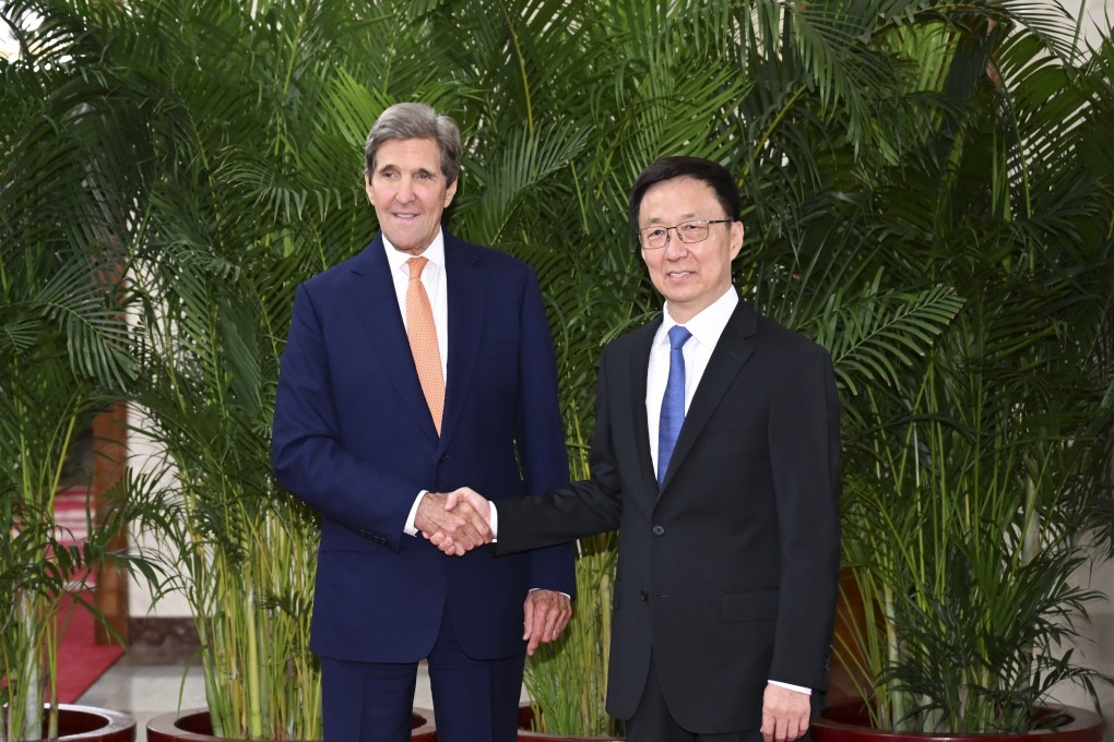 Chinese Vice-President Han Zheng with US climate envoy John Kerry in Beijing. Photo: Xinhua