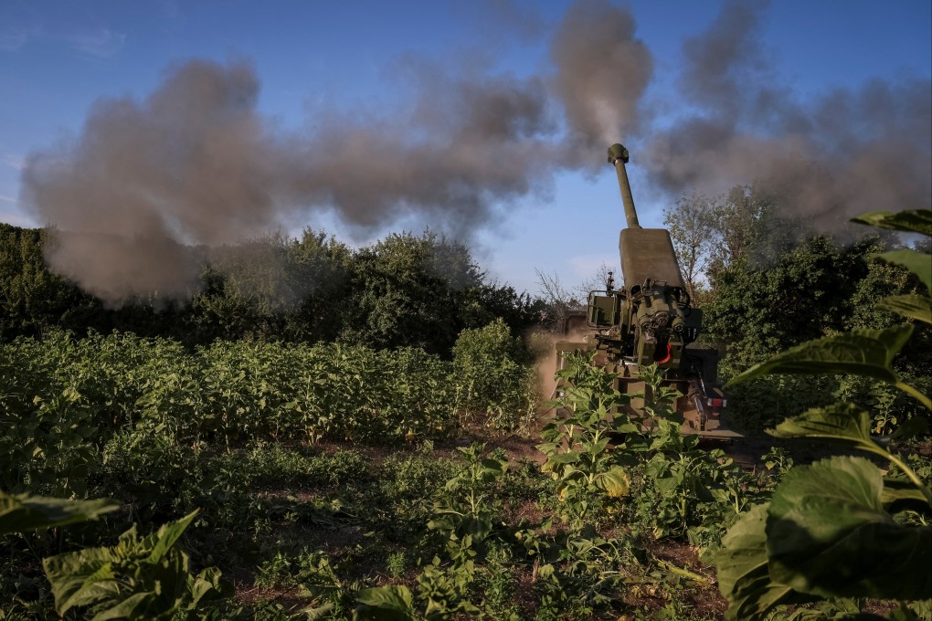 Ukrainian servicemen fire a self-propelled howitzer towards Russian positions at an undisclosed location in eastern Ukraine on July 20. Photo: Reuters