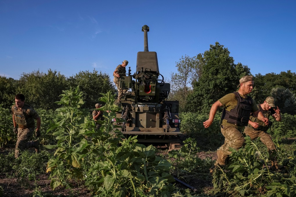 Ukrainian servicemen prepare to fire towards Russian positions on a frontline in eastern Ukraine, on Thursday. Photo: Reuters