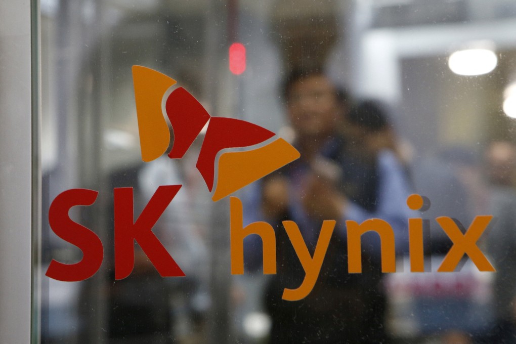 Employees seen behind the logo of SK Hynix at the memory chip maker's headquarters in Seongnam, South Korea, on April 25, 2016. Photo: Reuters