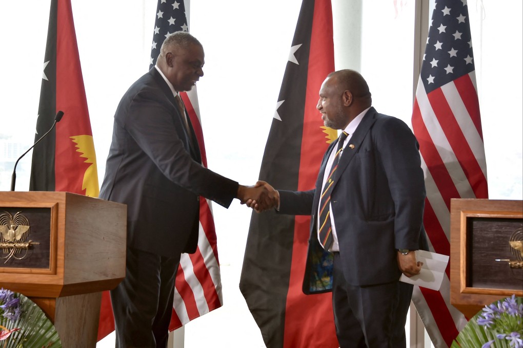 Papua New Guinea’s Prime Minister James Marape (right) shakes hands with US Secretary of Defence Lloyd Austin in Port Moresby on July 27. Photo: AFP