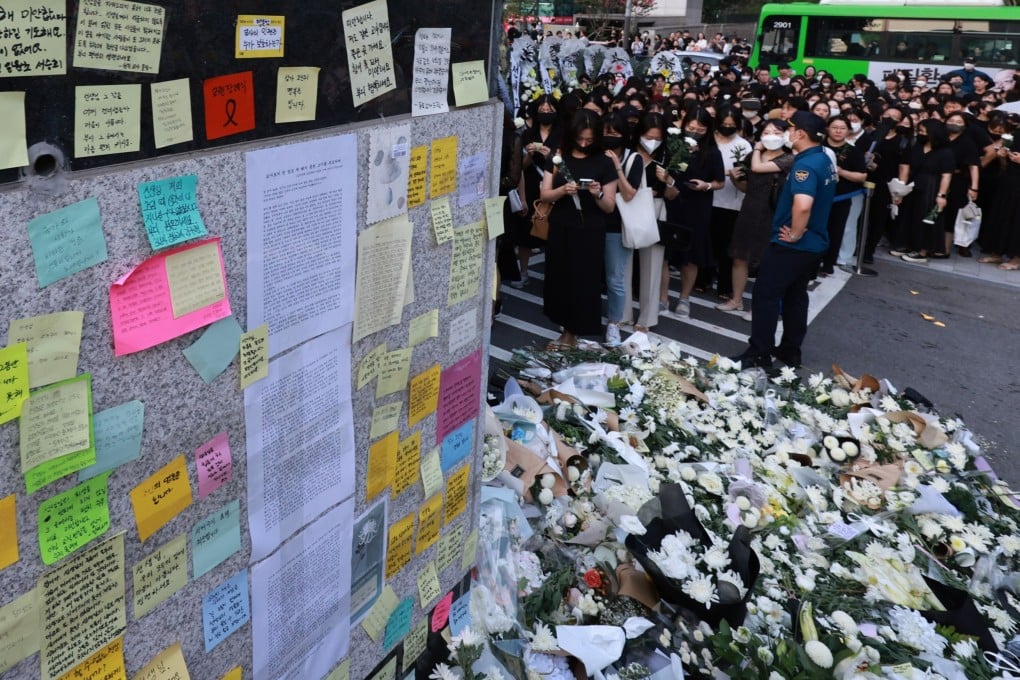 The front gate of Seoi Elementary School in southern Seoul on July 20, as mourners queue to pay their respects to a teacher found dead in an apparent suicide. Photo: EPA-EFE
