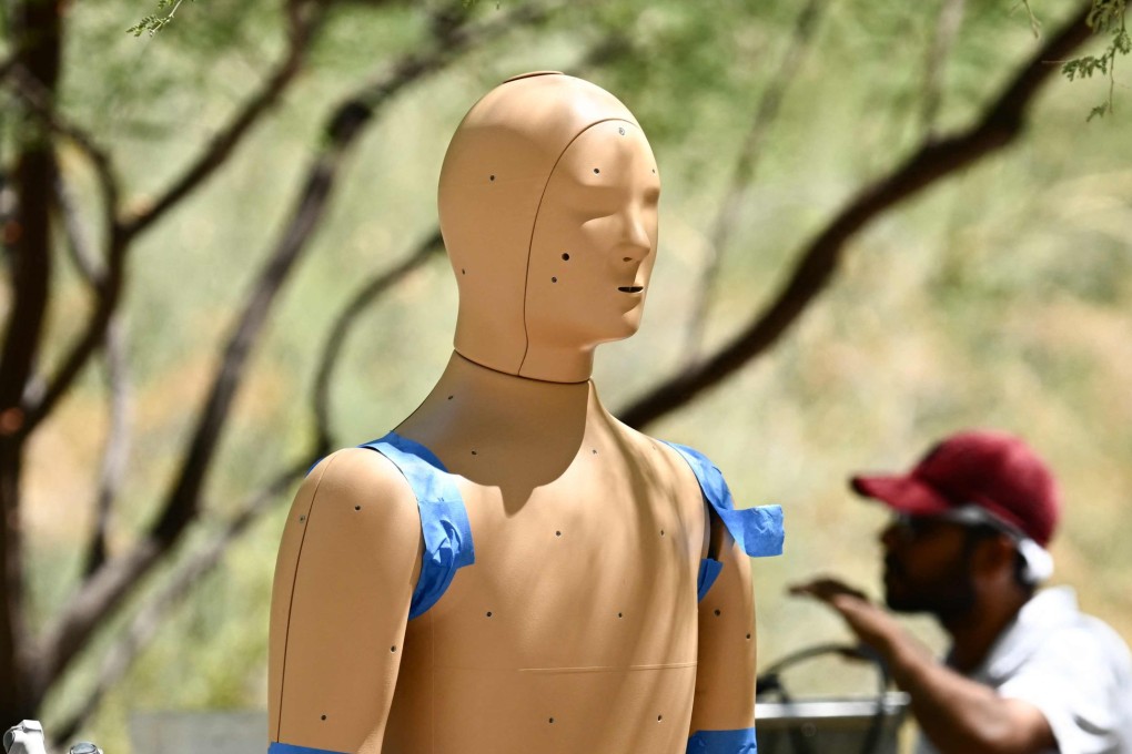 Researchers monitor an experiment with Andi, a robot developed by Arizona State University in the US, during a record heat wave in Phoenix, Arizona, on July 20. The robot is helping scientists understand how humans can protect themselves against extreme heat caused by climate change. Photo: AFP