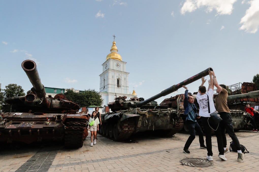 Ukrainians visit an exhibition of destroyed Russian military machinery in Kyiv on July 28. Photo: EPA-EFE