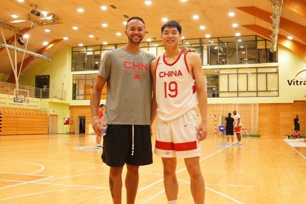 Kyle Anderson (left) posing with guard Cui Yongxi in Slovenia. Photo: Cui Yongxi Weibo