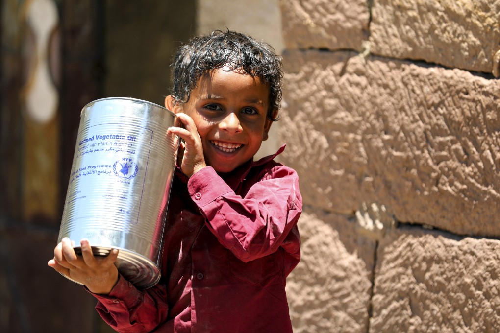 A Yemeni child receives humanitarian aid from the World Food Programme in the city of Taez in 2020. Photo: AFP