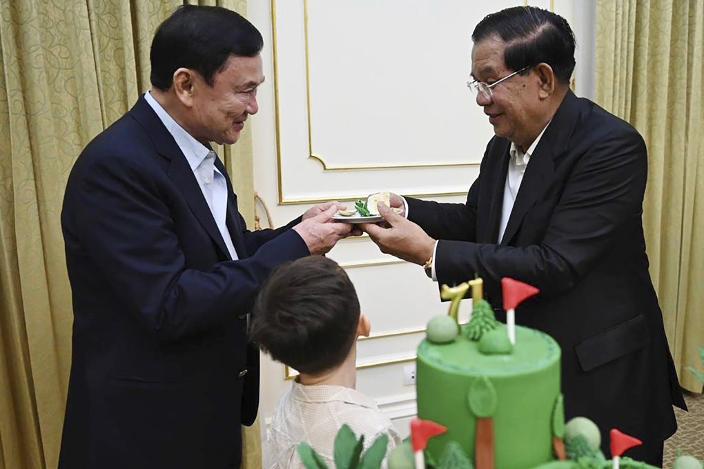 Outgoing Cambodian Prime Minister Hun Sen, right, gives a souvenir to former Thai Prime Minister Thaksin Shinawatra at the Peace Palace in Phnom Penh on Saturday. Photo: AP