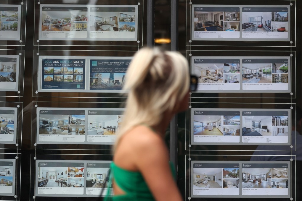 A pedestrian looks over real estate listings at an estate agent in London on August 3. UK mortgage holders are bracing for a further increase in rates after the Bank of England announced another interest rate rise earlier this month. Photo: EPA-EFE