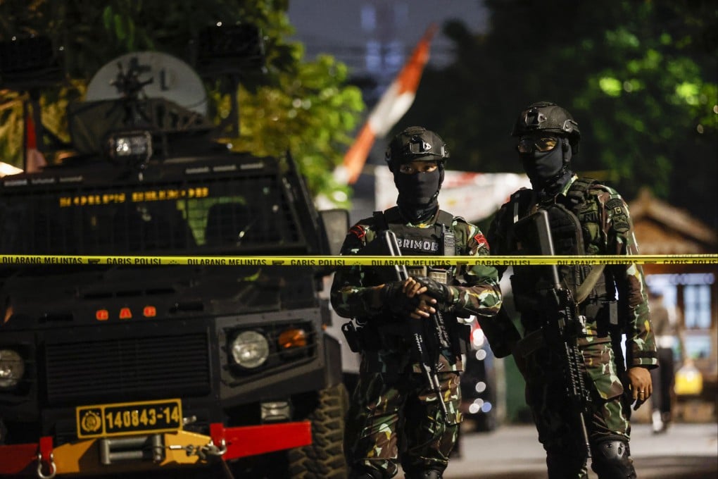 Mobile brigade police officers stand guard outside the house of former head of national police’s internal affairs unit Inspector General Ferdy Sambo during a raid on August 9, 2022. Photo: EPA-EFE