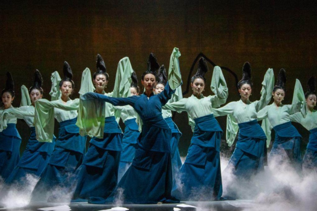 The creators of “Dance Drama, Poetic Dance: The Journey of a Legendary Landscape Painting”, coming to Macau, were inspired by the blues and greens of Wang Ximeng’s Song dynasty scroll “A Thousand Miles of Rivers and Mountains”. Photo: courtesy China Oriental Performing Arts Group