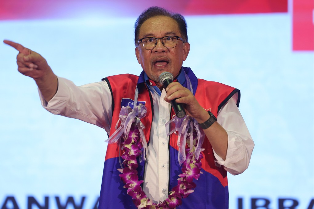 Malaysian Prime Minister Anwar Ibrahim speaks during the MADANI Unity Tour lecture in the Sungai Ara neighbourhood. Photo: dpa