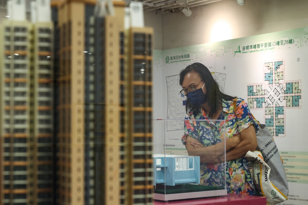Interested buyers streamed into the Housing Authority’s customer service building in Lok Fu on Monday morning. Photo: SCMP