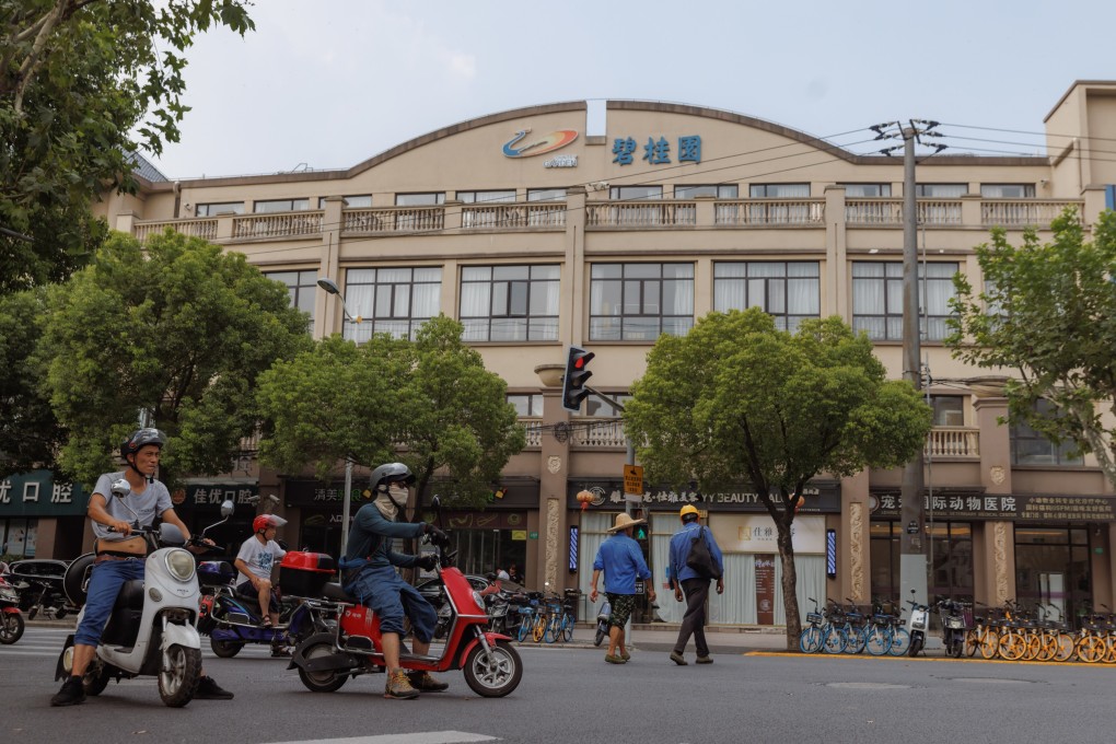 People walk in front of the Country Garden Shanghai headquarters building on August 11, 2023. The company’s shares have reached historical lows. Photo: EPA-EFE