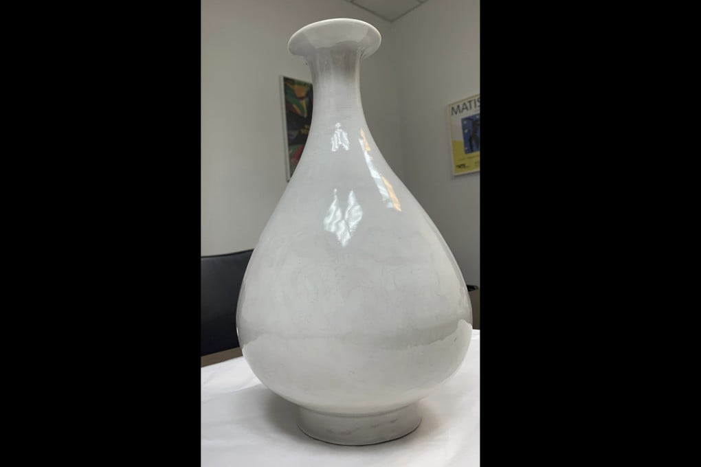 The Chinese vase dates back to the Yongle period of the Ming dynasty. Photo: Metropolitan Police via AP