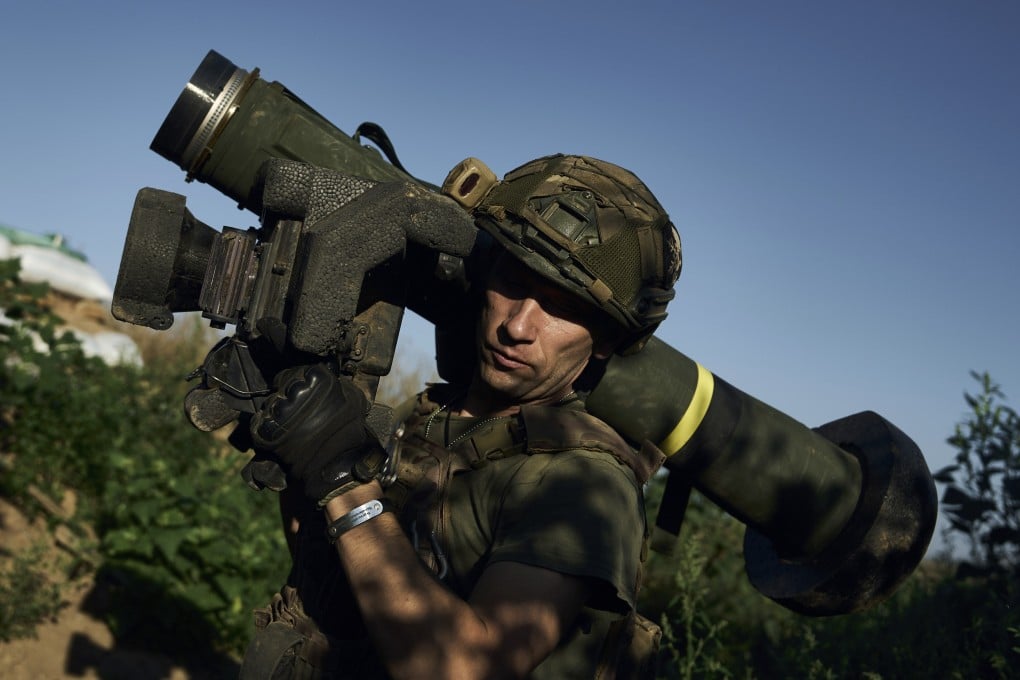 A Ukrainian serviceman prepares an anti-tank rocket launcher aiming towards Russian positions at the frontline in Ukraine. Photo: AP