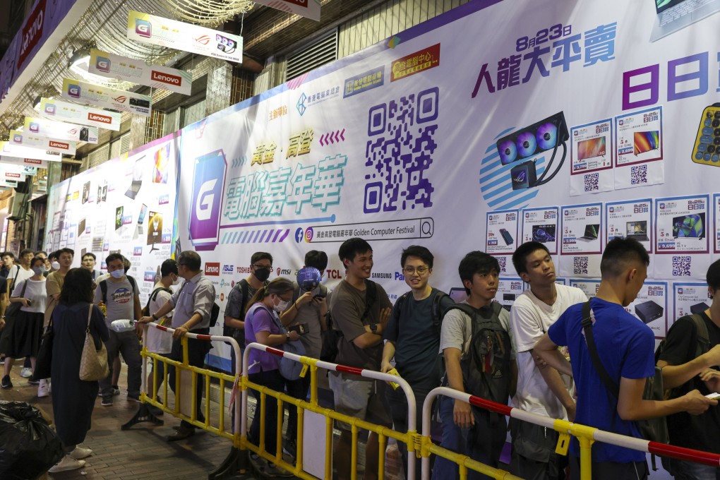 Customers queue up for bargains at the Golden Computer Centre on Friday night. Photo: Yik Yeung-man