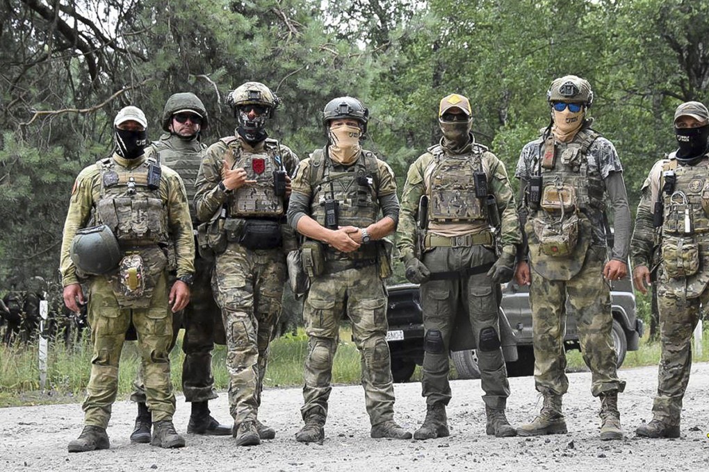 Wagner mercenary fighters with Belarusian soldiers. Photo: AP