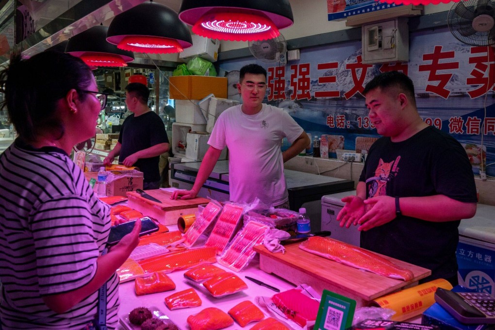 Traders at a Beijing fish market. China has banned Japanese seafood imports over the waste water discharge. Photo: Bloomberg