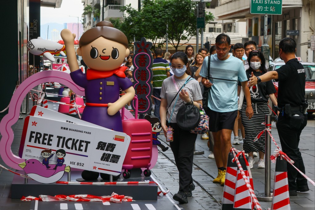 Hopefuls queue up on Sunday morning for a chance to get a free Hong Kong Airlines ticket to Japan. Photo: Dickson Lee