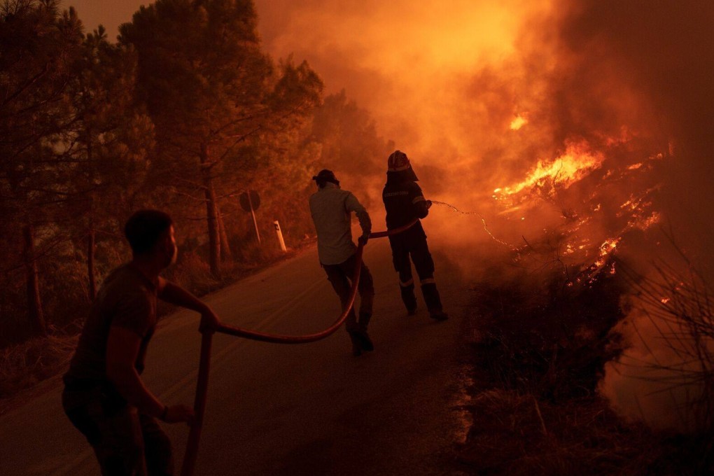Firefighters and volunteers work to extinguish a wild fire near the village of Dikella, west of Alexandroupolis, Greece, on August 22. Photo: Bloomberg