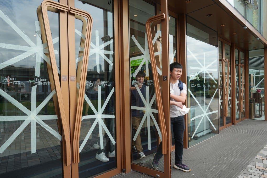 Hong Kong residents prepare as Super Typhoon Saola edges closer to the city. Photo: Sam Tsang
