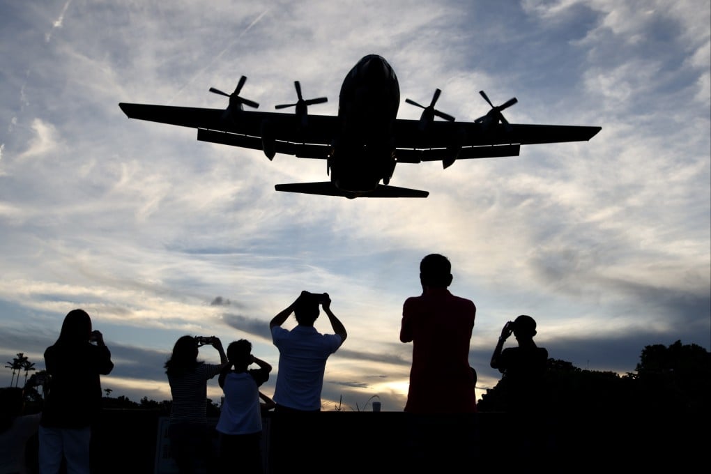 People photograph an approaching Taiwan C-130 Hercules aircraft at Songshan airport in Taipei on August 25. Photo: EPA-EFE