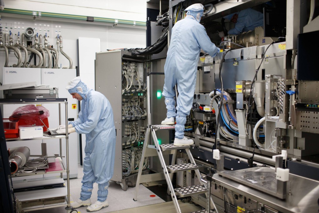 Employees assemble an ASML Twinscan XT:1000 lithography machine at the a factory in Veldhoven, Netherlands, on June 5, 2014. Photo: Bloomberg