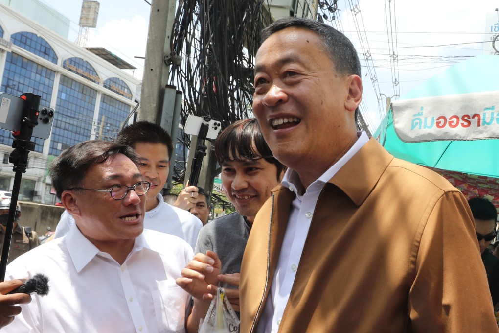 New Thai Prime Minister Srettha Thavisin (R) visits street food vendors at Thaiphat Market in Bangkok, Thailand, on Thursday. Photo: EPA-EFE