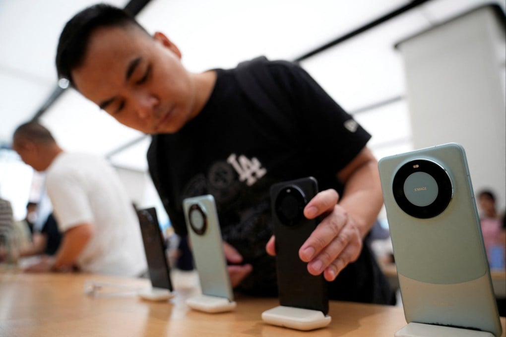 A man checks Huawei Technologies’ new Mate 60-series 5G smartphones on display at a Huawei store in Shanghai on September 8, 2023. Photo: Reuters