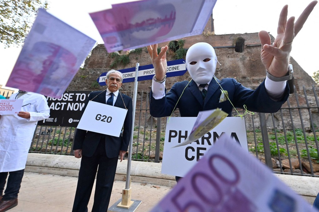 Activists from Amnesty international, Emergency and Oxfam stage a flashmob to denounce the inequality of vaccine access on October 29, 2021, on the eve of the G20 summit, at Piazza Vittorio in Rome. Photo: AFP