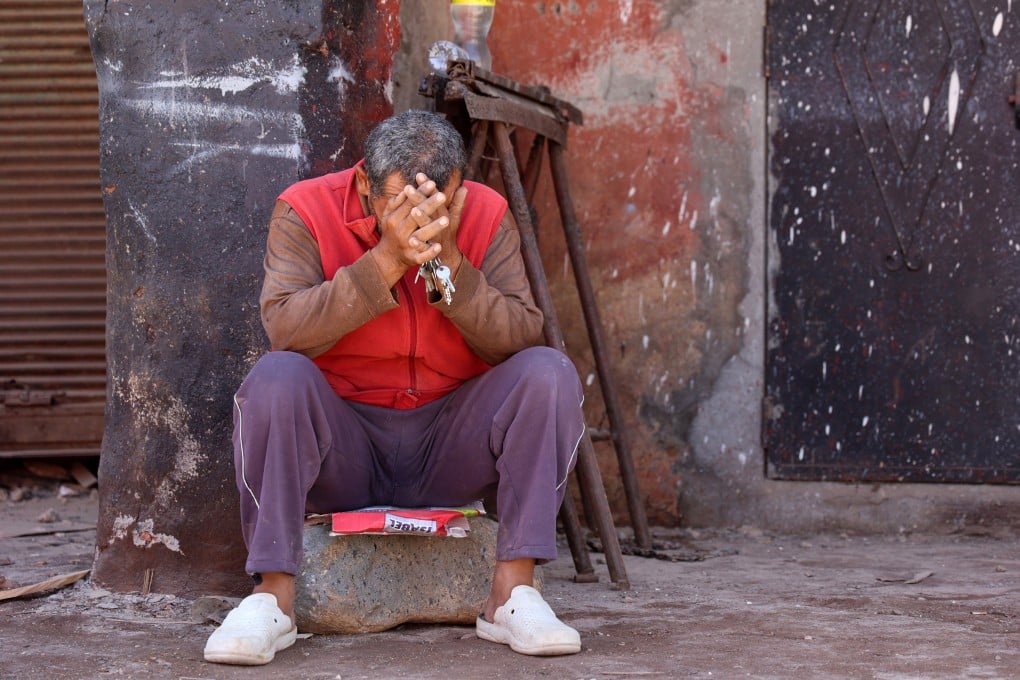 A man grieves in front of his house near the epicenter of an earthquake in Morocco. Photo: Xinhua