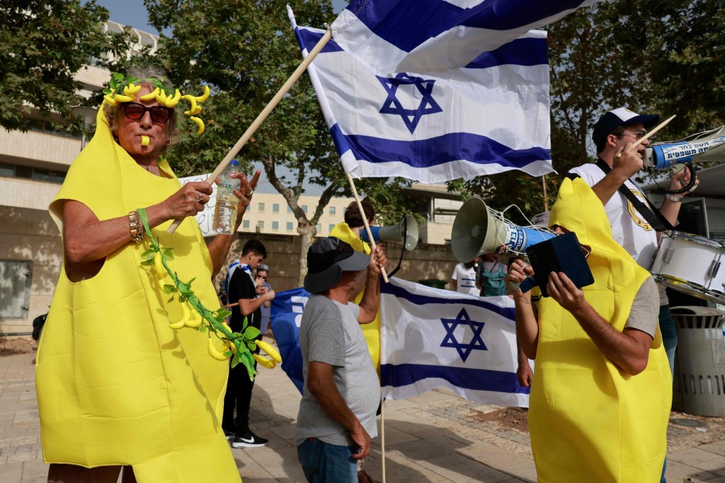 Pro-government right-wing demostrators hold a protest in support of the Israeli government’s judicial overhaul plan in front tof the Supreme Court in Jerusalem on Tuesday. Photo: AFP